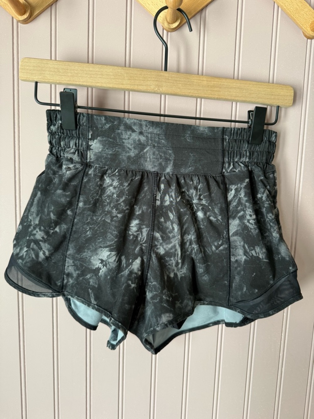 lululemon hotty hot shorts size 4